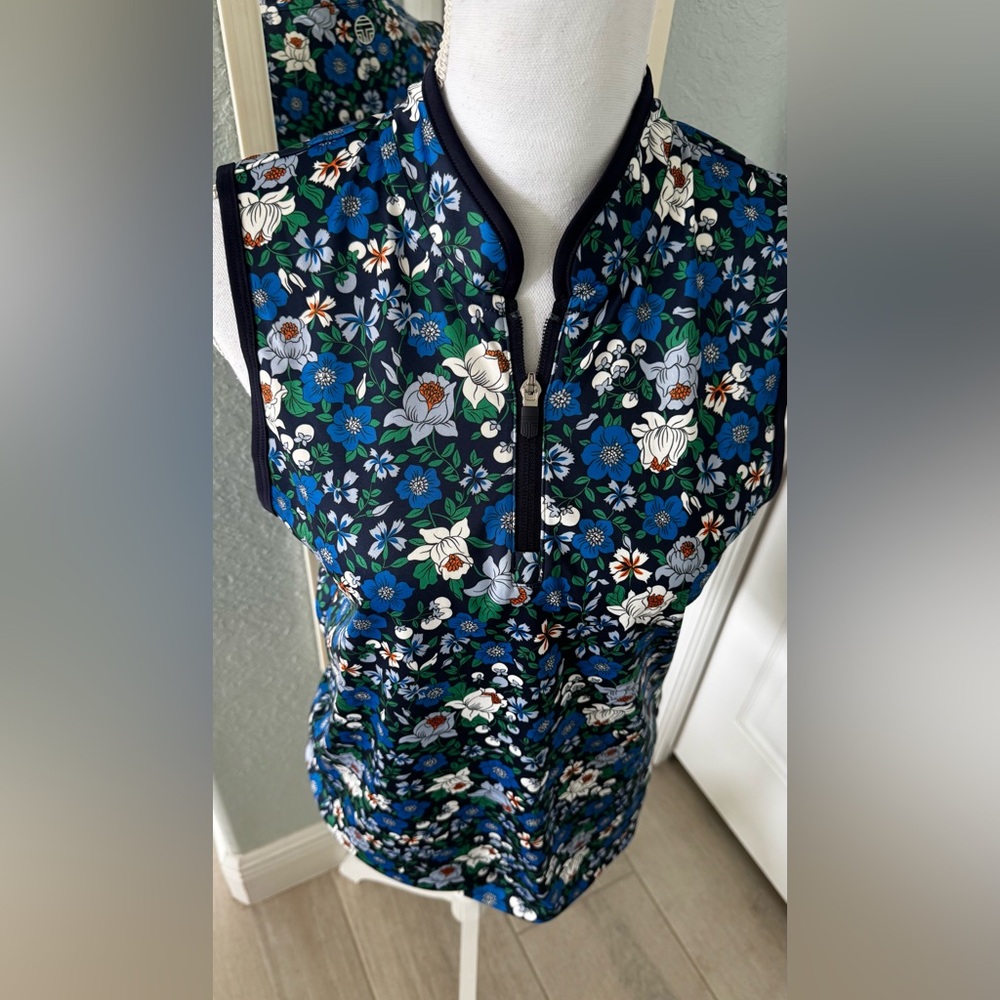 Sleeveless Floral Zip Mock-Neck Top in Navy/Blue